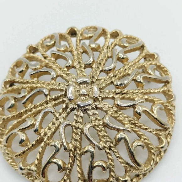 Round 1 3/4" Gold Tone Filigree Design Brooch Pin - Picture 2 of 4